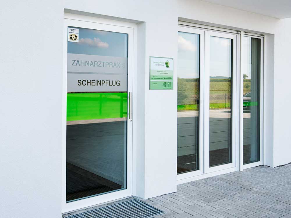 Zahnarztpraxis Scheinpflug mit Parkplatz
