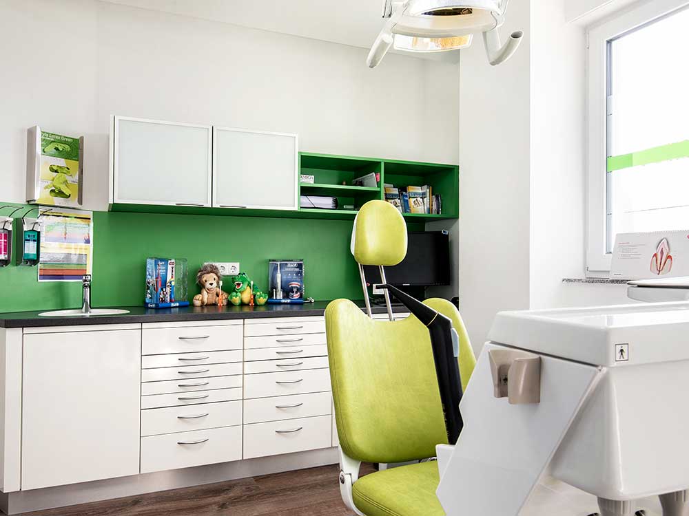 Moderner Behandlungsraum mit aktueller zahnmedizinischer Ausstattung