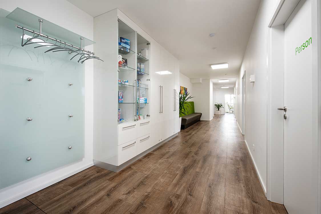 Moderner Empfangsbereich der Zahnarztpraxis Scheinpflug in Reinheim