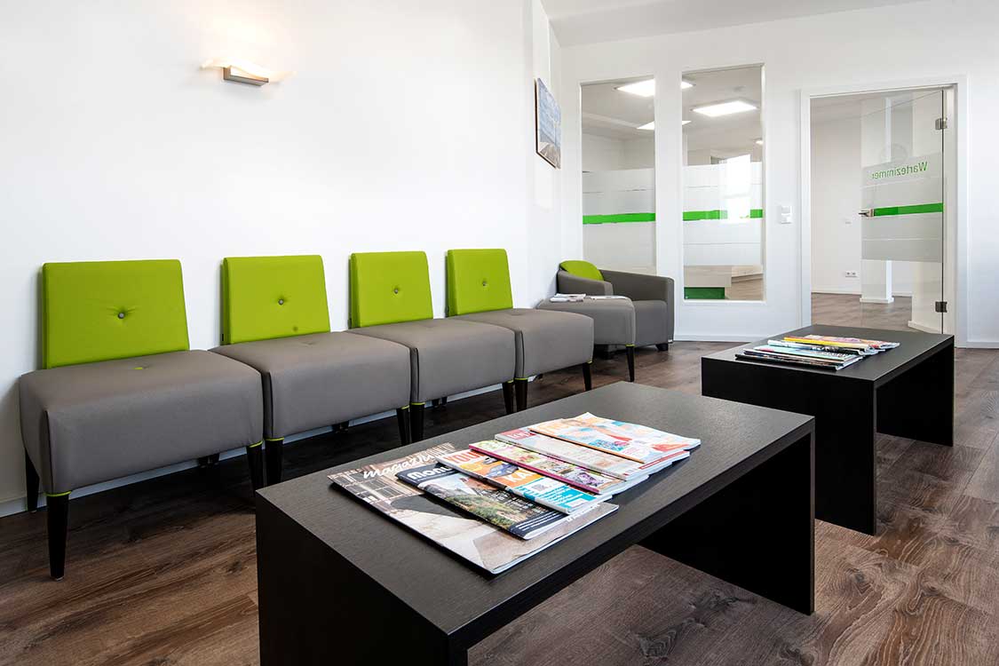 Gemütliches Wartezimmer mit bequemer Bestuhlung
