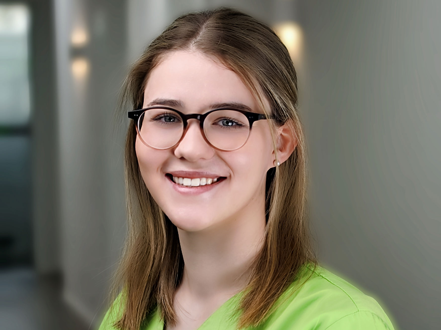 Anna, Mitarbeiterin der Zahnarztpraxis Scheinpflug