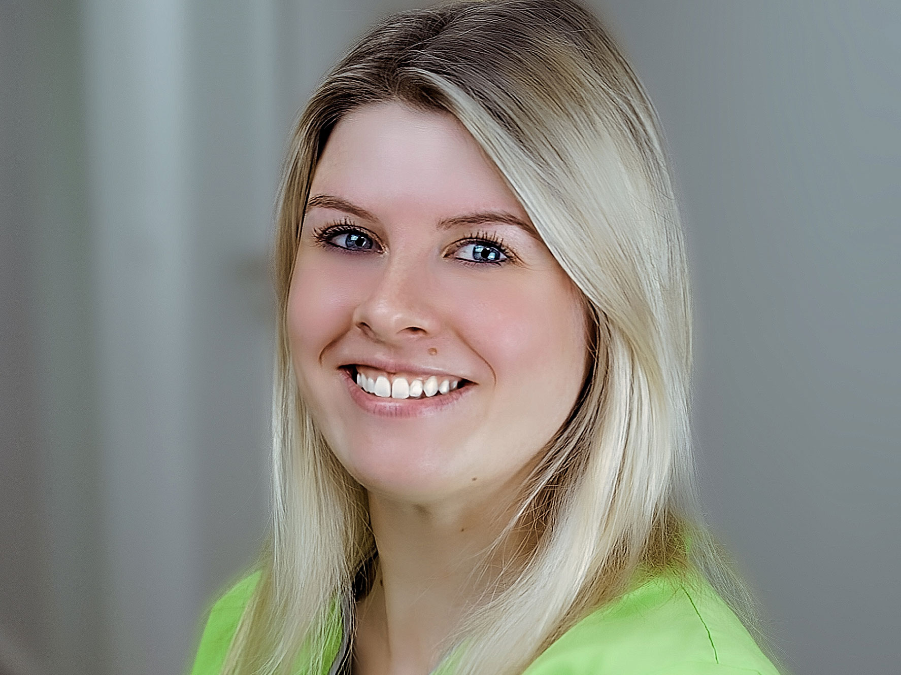 Jessica, Mitarbeiterin der Zahnarztpraxis Scheinpflug