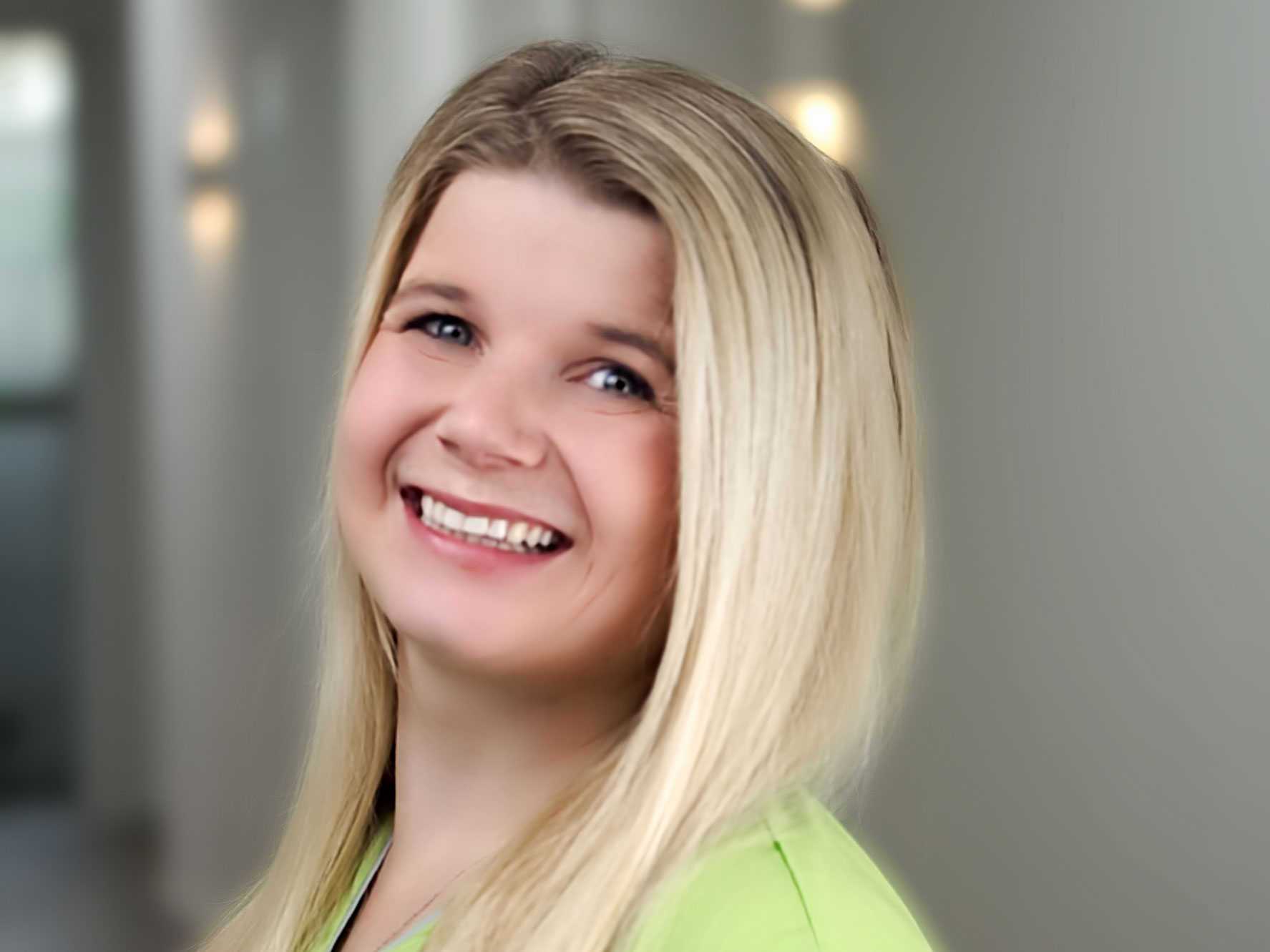 Lena, Mitarbeiterin der Zahnarztpraxis Scheinpflug