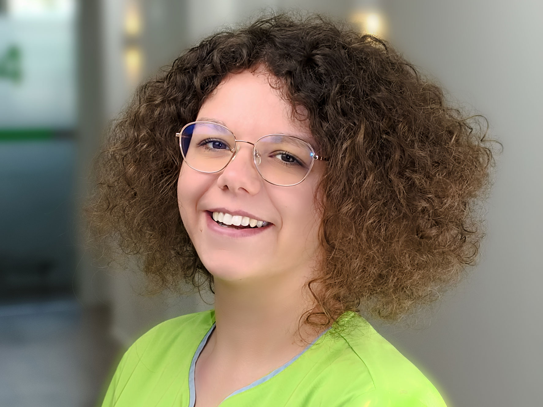 Sarah, Mitarbeiterin der Zahnarztpraxis Scheinpflug